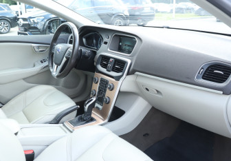 Подержанный автомобиль Volvo V40 Hatchback 2014 года (9 фото)