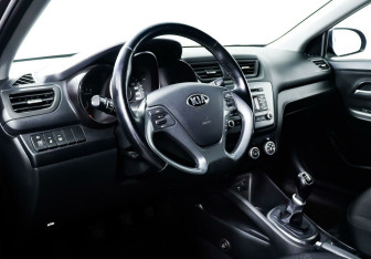 Подержанный автомобиль Kia Rio Sedan 2015 года (10 фото)