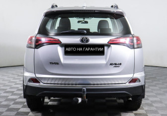 Подержанный автомобиль Toyota RAV4 2017 года (4 фото)