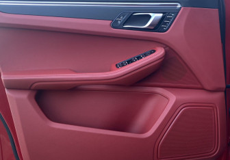 Подержанный автомобиль Porsche Macan 2021 года (12 фото)