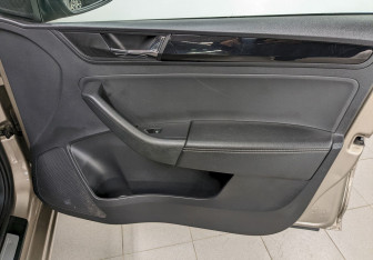 Подержанный автомобиль Skoda Rapid Liftback 2018 года (17 фото)