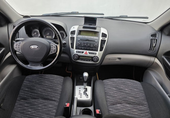 Подержанный автомобиль Kia Ceed Hatchback 2009 года (11 фото)