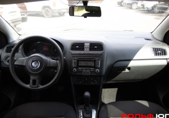 Подержанный автомобиль Volkswagen Polo Sedan 2010 года (11 фото)