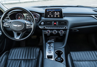 Подержанный автомобиль Genesis G70 2018 года (12 фото)