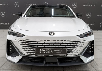 Подержанный автомобиль Changan UNI-V 2023 года (2 фото)