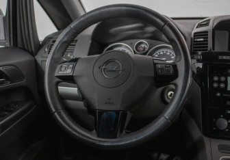 Подержанный автомобиль Opel Zafira Compactvan 2010 года (16 фото)