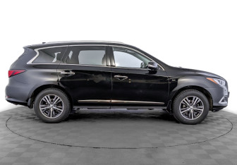 Подержанный автомобиль Infiniti QX60 2017 года (4 фото)
