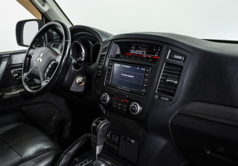Подержанный автомобиль Mitsubishi Pajero 2012 года (9 фото)