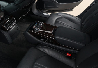 Подержанный автомобиль Audi A8 2015 года (9 фото)