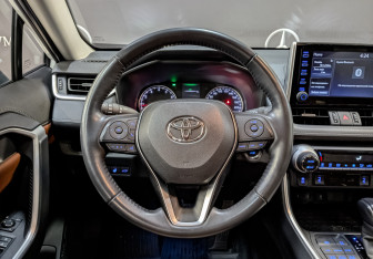 Подержанный автомобиль Toyota RAV4 2020 года (22 фото)