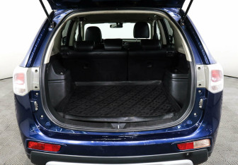Подержанный автомобиль Mitsubishi Outlander 2014 года (18 фото)
