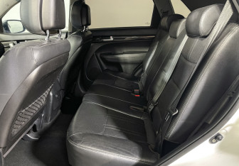 Подержанный автомобиль Kia Sorento 2012 года (10 фото)