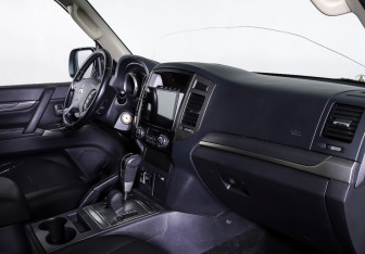 Подержанный автомобиль Mitsubishi Pajero 2021 года (11 фото)