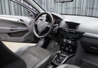 Подержанный автомобиль Opel Astra Sedan 2010 года (9 фото)