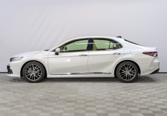 Подержанный автомобиль Toyota Camry Sedan 2023 года (8 фото)