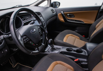 Подержанный автомобиль Kia Ceed Hatchback 2017 года (10 фото)