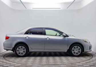 Подержанный автомобиль Toyota Corolla Sedan 2011 года (6 фото)