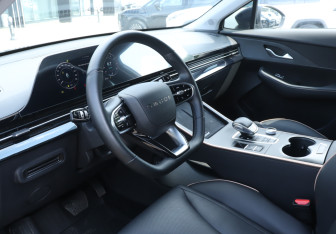 Подержанный автомобиль Omoda C5 2024 года (13 фото)