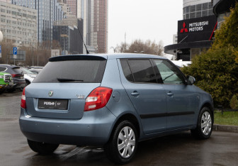 Подержанный автомобиль Skoda Fabia Hatchback 2008 года (4 фото)
