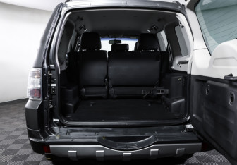 Подержанный автомобиль Mitsubishi Pajero 2011 года (10 фото)