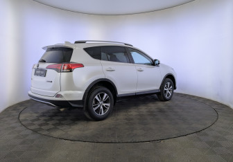 Подержанный автомобиль Toyota RAV4 2018 года (5 фото)
