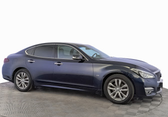 Подержанный автомобиль Infiniti Q70 2015 года (3 фото)