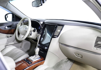 Подержанный автомобиль Infiniti QX70 2015 года (11 фото)