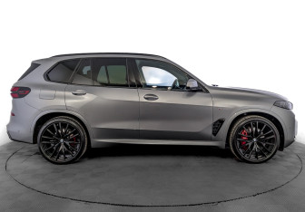 Подержанный автомобиль BMW X5 2025 года (4 фото)