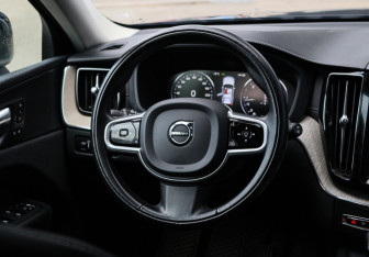 Подержанный автомобиль Volvo XC60 2019 года (11 фото)