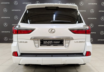 Подержанный автомобиль Lexus LX 2015 года (6 фото)