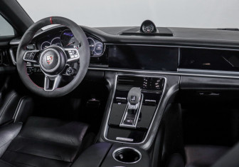 Подержанный автомобиль Porsche Panamera Wagon 2019 года (12 фото)