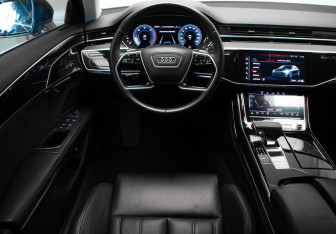 Подержанный автомобиль Audi A8 2018 года (9 фото)