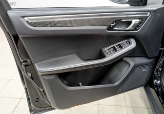 Подержанный автомобиль Porsche Macan 2015 года (19 фото)