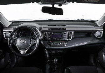 Подержанный автомобиль Toyota RAV4 2018 года (17 фото)