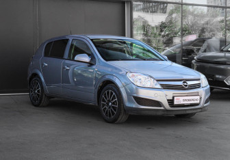 Подержанный автомобиль Opel Astra Hatchback 2011 года (3 фото)