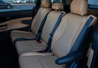Подержанный автомобиль Kia Carnival 2021 года (18 фото)