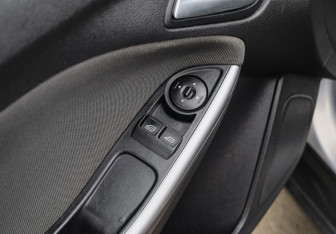Подержанный автомобиль Ford Focus Sedan 2011 года (13 фото)