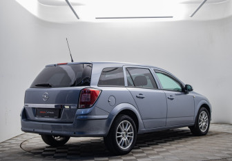 Подержанный автомобиль Opel Astra Wagon 2011 года (5 фото)