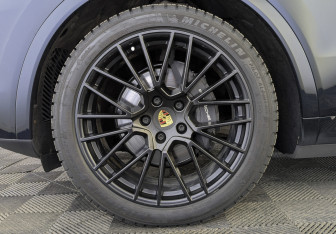 Подержанный автомобиль Porsche Cayenne 2023 года (12 фото)