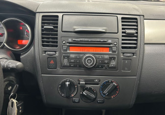 Подержанный автомобиль Nissan Tiida Hatchback 2010 года (17 фото)