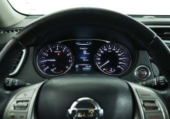 Подержанный автомобиль Nissan X-Trail 2015 года (11 фото)