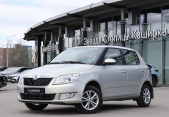 Подержанный автомобиль Skoda Fabia Hatchback 2012 года (15 фото)