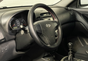 Подержанный автомобиль Hyundai Elantra Sedan 2009 года (13 фото)