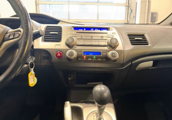 Подержанный автомобиль Honda Civic Sedan 2011 года (16 фото)