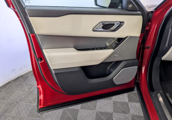 Подержанный автомобиль Land Rover Range Rover Velar 2018 года (19 фото)