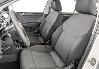 Подержанный автомобиль Skoda Rapid Liftback 2017 года (20 фото)