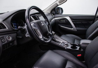 Подержанный автомобиль Mitsubishi Pajero Sport 2019 года (10 фото)