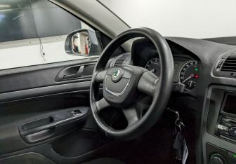 Подержанный автомобиль Skoda Fabia Hatchback 2010 года (20 фото)