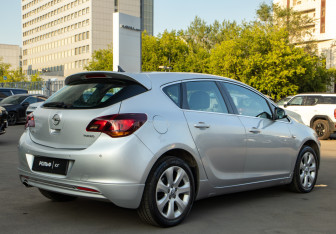 Подержанный автомобиль Opel Astra Hatchback 2011 года (4 фото)