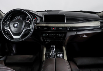 Подержанный автомобиль BMW X5 2015 года (12 фото)